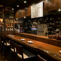 ひとりでも気兼ねなく、ゆっくりとくつろげるカウンター席