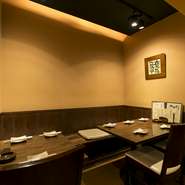 洒落た雰囲気の居心地のよい店内は、ゆっくりと食事の時間を楽しみたい女子会におすすめ。グラス片手に自慢の料理を目の前に、グルメな会話もはずむ楽しいひとときを満喫できます。