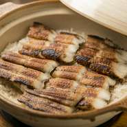 蓋を開ければ、穴子釜めしの炊きたての香りが食欲をそそります。小腹が減ったときや、本日の〆にも最適。