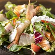 鮮度抜群の旬魚＆瑞々しい新鮮野菜のコラボを楽しめる洋風メニューも美味。お酒とともにぜひ、ご賞味あれ。