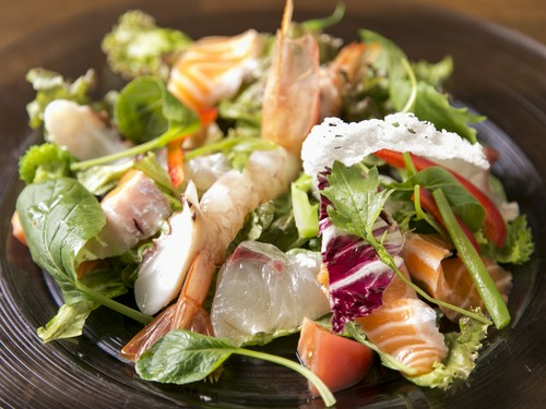 獲れたての味わいをぜひ『本日のいろいろ鮮魚のカルパッチョ』