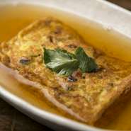 いわゆる「明石焼」をオリジナルにアレンジ。アツアツ、フワフワ、そしてトロ～リとした味わいと食感が楽しめる人気の一品。お酒の肴にもおすすめです。