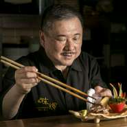 お客様に美味しいものをゆっくりと食べていただきたい、そんなシンプルな思いから、料理の味はもちろんのこと、さりげない気配りを忘れずに心地よい空間づくりを心がけています。