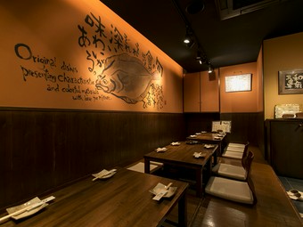 夜のひとときを演出する、ゆったりとくつろげる大人の空間