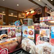 店頭の売店では、アツアツの作りたての豚まんから、ちょっと珍しい『食べ歩きできる担々麺』など、いろいろな点心が販売されています。甘党の人には、神戸カリン糖まんやゴマ団子もおススメです。