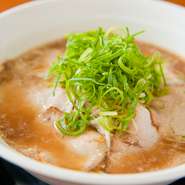 豚骨と豚肉、Wの味わいの醤油味スープと、細麺が絶妙のバランス。どこか、ほっとするおいしさです。