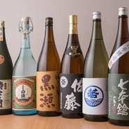 九州の日本酒8種類をはじめ、焼酎20種類などドリンクは全部で70種類という圧巻の品ぞろえ。もつ鍋や馬刺しなど、九州の料理にあわせて、九州のお酒をじっくりと楽しむのがおすすめです。