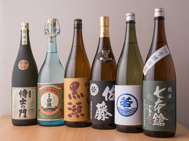 日本酒、焼酎を中心に豊富に揃ったお酒が楽しめる