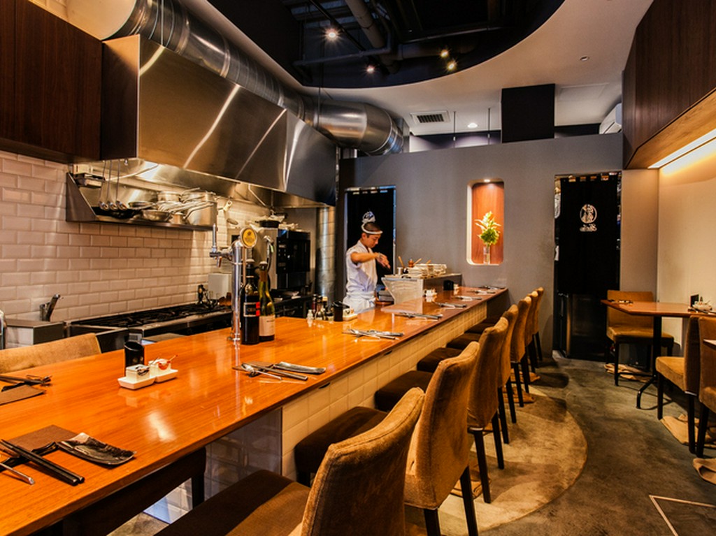 焼き鳥店とは思えないスタイリッシュな空間