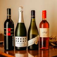 赤と白、ロゼ、スパークリングまでが揃うワインは約60種をオンリスト。フランスやイタリアのほか、アフリカ、南米といったニューワールド系など、焼き鳥との相性をしっかりと考慮してセレクトされています。
