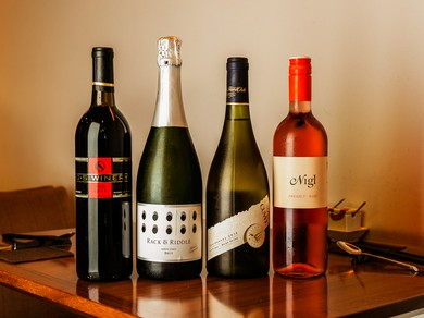 ワインは焼き鳥に合わせさまざまなタイプを用意