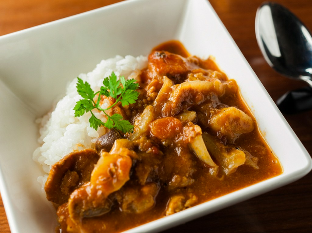 鶏肉のコラーゲンとたっぷりのもつで仕込んだ『鶏モツカレー』