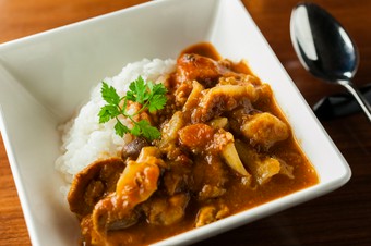 鶏肉のコラーゲンとたっぷりのもつで仕込んだ『鶏モツカレー』