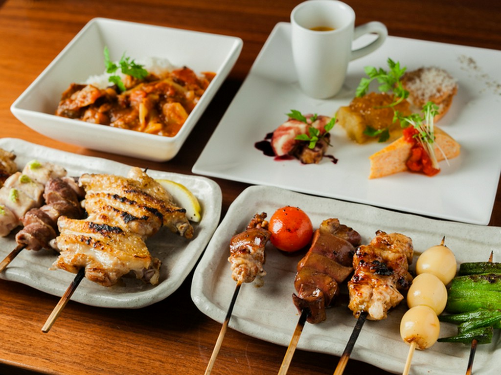 焼き鳥をメインに鶏肉を使った一品料理も揃う