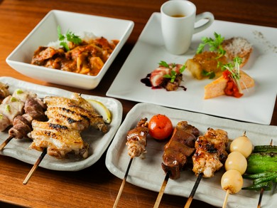 焼き鳥をメインに鶏肉を使った一品料理も揃う