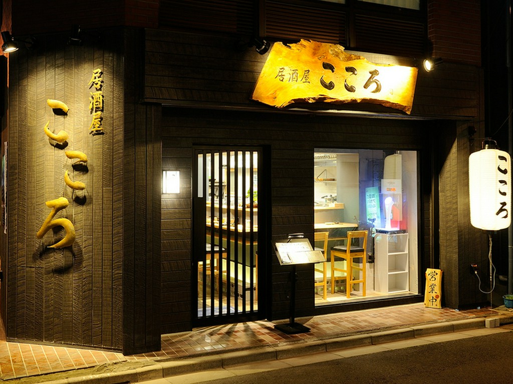 大きな木の看板が目をひく外観、神田駅からすぐのアクセスも魅力