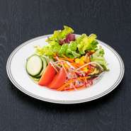 新鮮な野菜を使用したミックスサラダ

