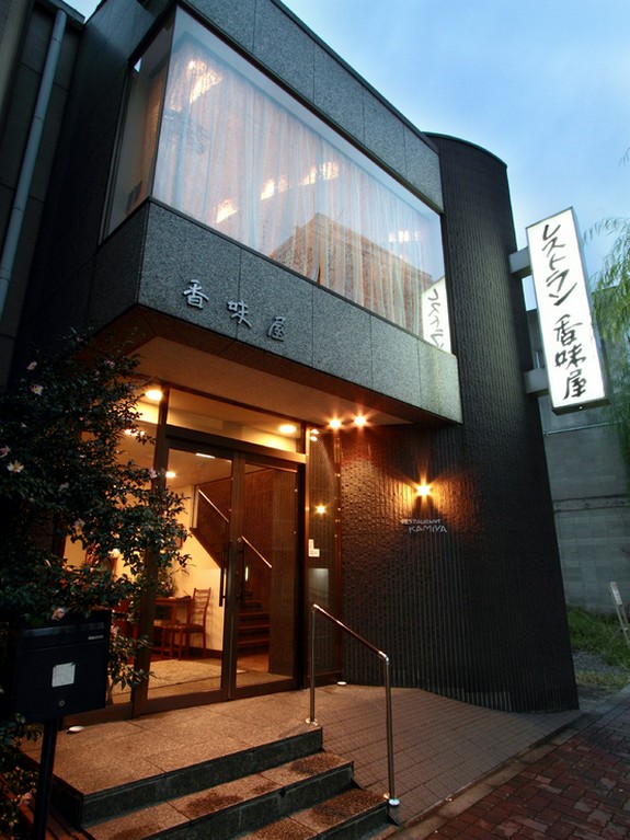 遠くから見ても良く分かる、味のある看板