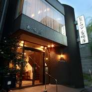 階段とともにスロープも設けている出入口や大きな扉は、出入りのしやすさを追求しています。