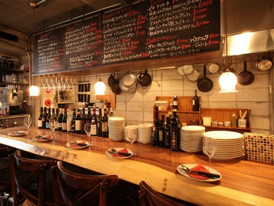 活気とライブ感に満ちた、美味しく気楽で楽しい雰囲気