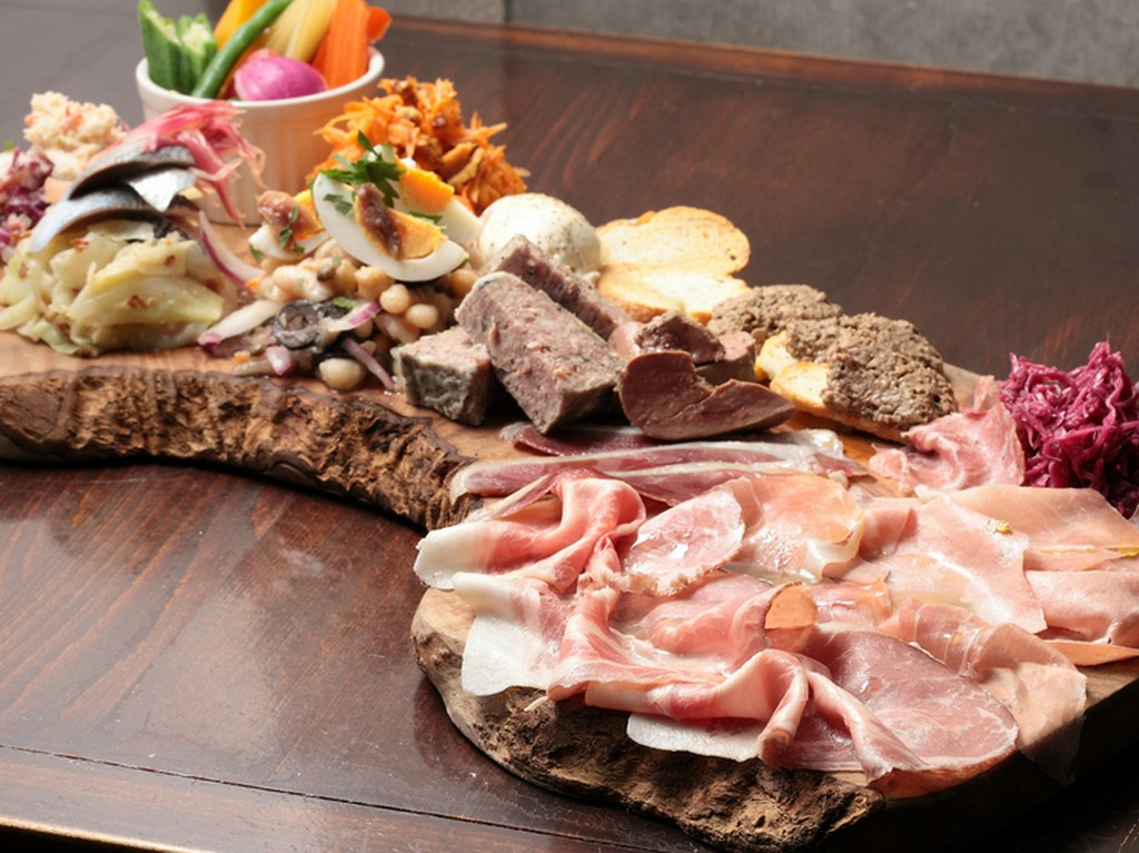 仲間と気取らず賑やかに取り分けられるメニューも豊富