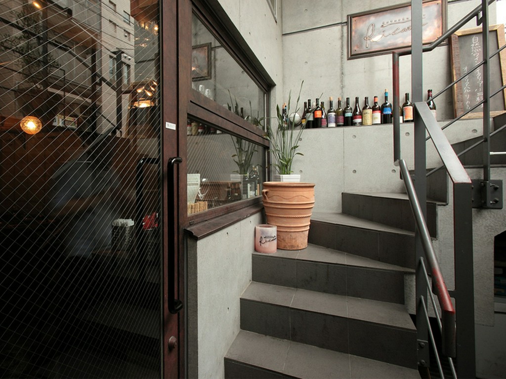 階段を下りれば、駅近の喧噪を忘れさせてくれる大人の隠れ家