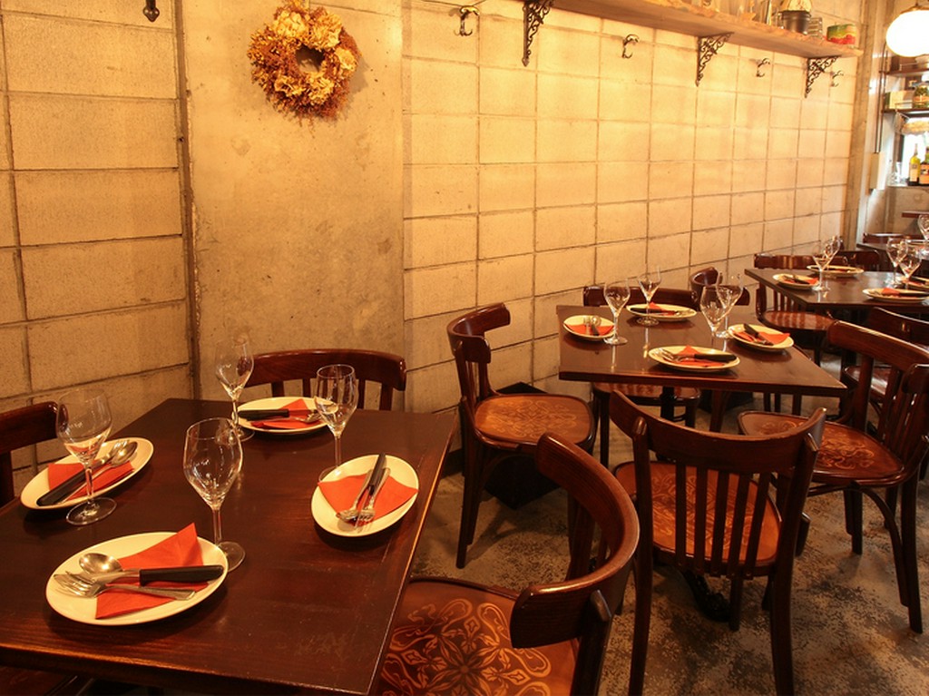 テーブル席は3つだけだから、特別な日には予約をしておきたい