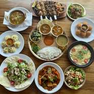 ネパール料理＝カレーというイメージから、スパイシーで辛いと思われがちなネパール料理。ですが、多くの料理は辛さ控えめ。料理によっては隣国の中国やチベットの食文化の影響を受けた料理もあります。