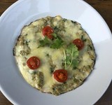 ネパール風ピザ。米粉の生地の上にスパイスで和えたひき肉とたまごをトッピング