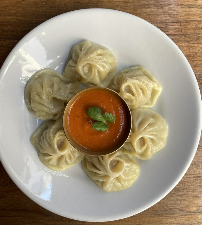 皮はモチモチ、餡はジューシー。ネパール風餃子の『モモ　6pcs』