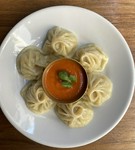 皮はモチモチ、餡はジューシー。ネパール風餃子の『モモ　6pcs』