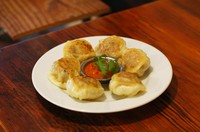 ネパール風の蒸し餃子。ゴマの香りとトマトの酸味が効いたオリジナルソースでお召し上がりください。