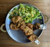 鶏のもも肉を鉄串に刺して焼いた焼き鳥。ミートマサラやクミンなどのスパイス使いが見事。