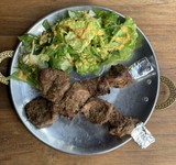 スパイスに漬け込んだラムの串焼き