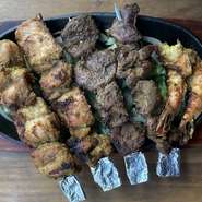 チキンやマトン、海老のグリル盛り合わせ。色々な味を楽しめます！