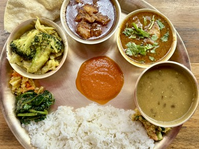  ダルバート W (チキン&ククラ)(Chicken & Local Chicken )