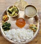 ダルスープ／タルカリ／アツァール2種／サグ／ライスのプレート！