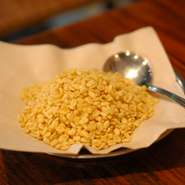 小さな黄色い豆、ムングダールのスナックです。お酒のおつまみにも相性抜群です！