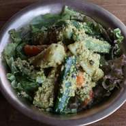 きゅうり、にんじん、大根をゴマとスパイスで和えたマリネ