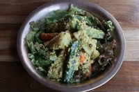 きゅうり、にんじん、大根をゴマとスパイスで和えたマリネ