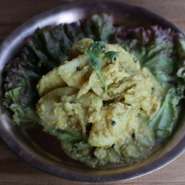 フェネグリークの香りがアクセントになったジャガイモのマリネ