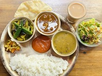 ダルスープ／タルカリ／チキンカレー／アツァール／ライス