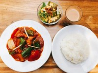 チキン、たまねぎ、ピーマン、トマトの辛味炒めでご飯が進みます。