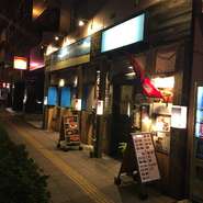 国道246号沿いに2014年3月にオープン。軒先にはチベット仏教で用いられる仏具、マニ車が置かれています。