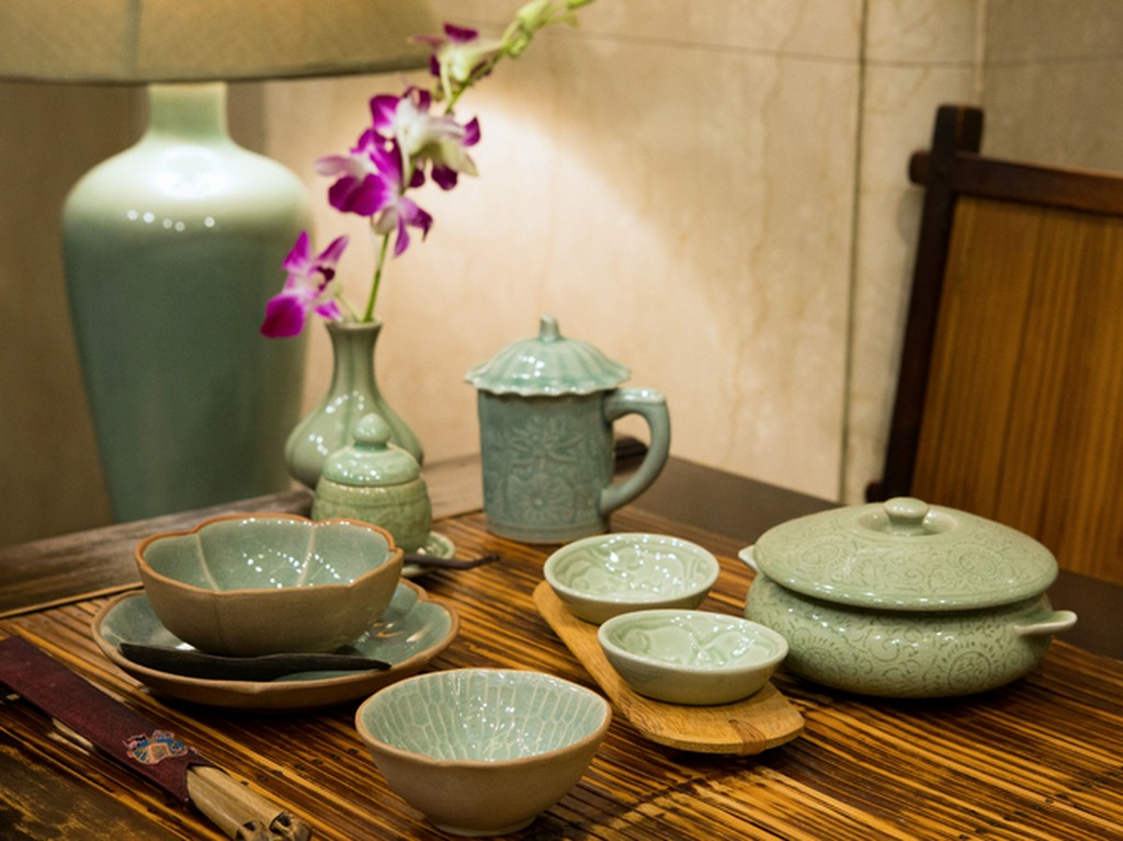 オーナーが現地で買い付けてきた食器が料理を彩る