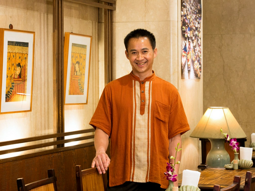 タイの民族衣装に身を包んだスタッフが笑顔でおもてなし