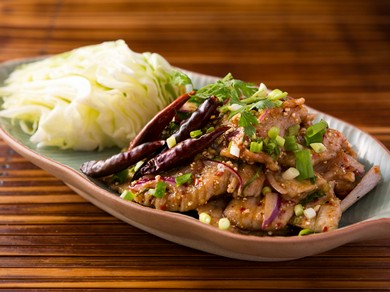タイのポピュラーなミートサラダ『ナム・トック（豚）』