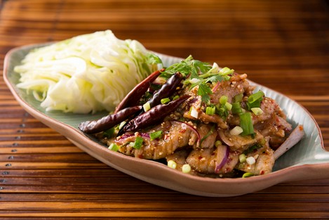 タイのポピュラーなミートサラダ『ナム・トック（豚）』