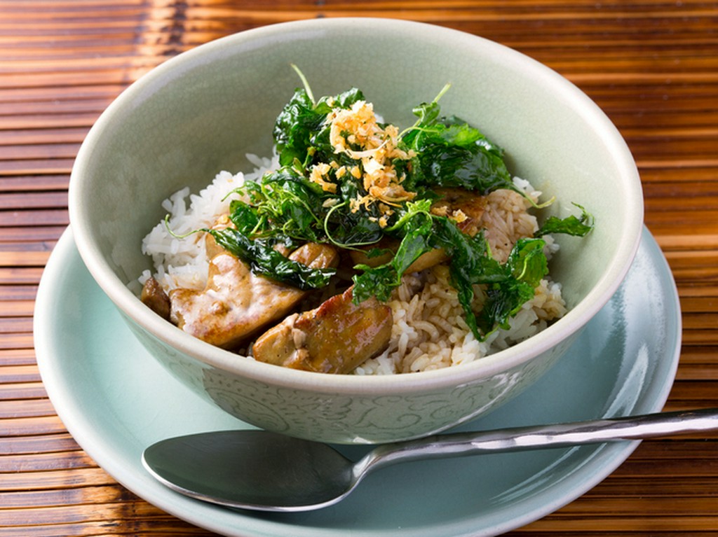 バジルの素揚げがアクセントになった『タイ風フォアグラ丼』