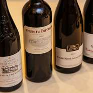 ワインはフランス産が約80種と特別に多いわけではありません。ですが、コスパが高く、個性のあるワインのセレクトは、普段ワインを飲み慣れない人でも気軽に楽しめる内容に。赤白3種ずつのグラスワインも用意。